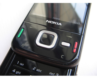 Nokia N85: עשיר וקומפקטי