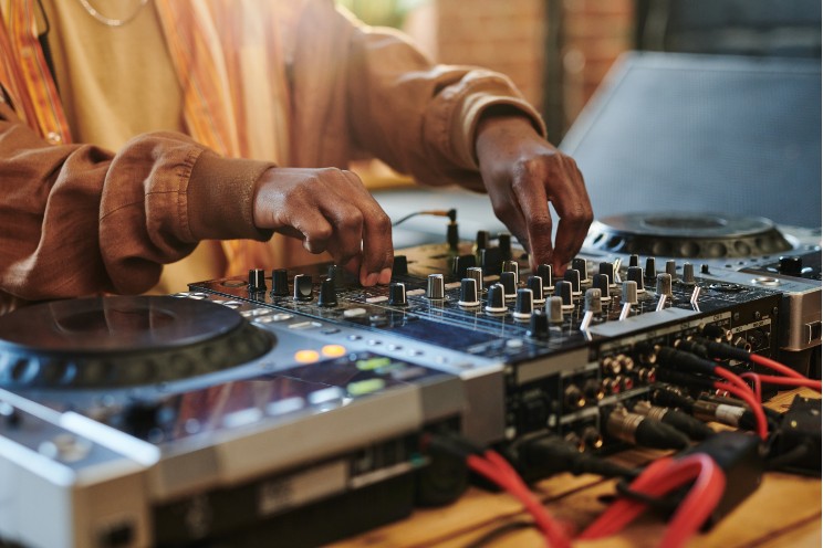 איך לבחור ציוד לדיג׳יי המתחיל איך לבחור ציוד לדיג׳יי המתחיל