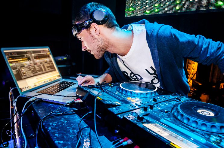 איך לבחור ציוד לדיג׳יי המתחיל איך לבחור ציוד לדיג׳יי המתחיל