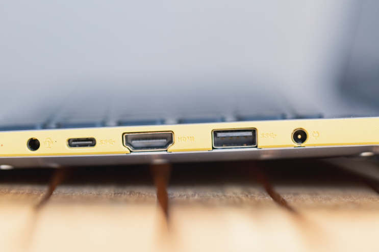 Asus VivoBook S15 S530UN: נאה אך לא נייד