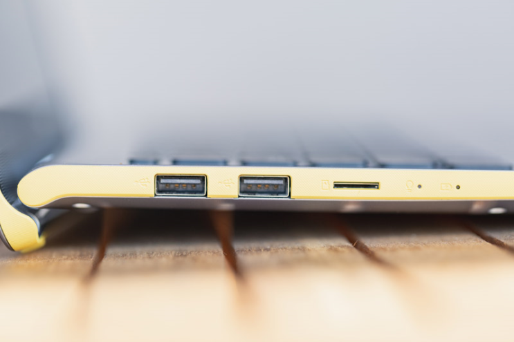 Asus VivoBook S15 S530UN: נאה אך לא נייד