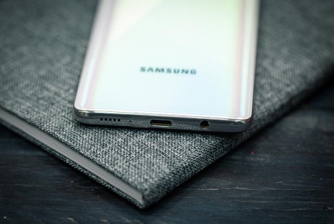 Samsung Galaxy A51: נאה וחלש
