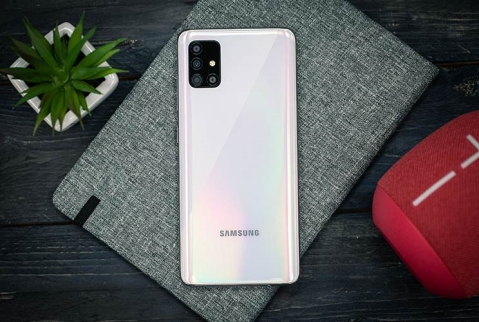 Samsung Galaxy A51: נאה וחלש