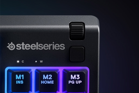 SteelSeries Apex 3 TKL: לגיימר עם שולחן צנום