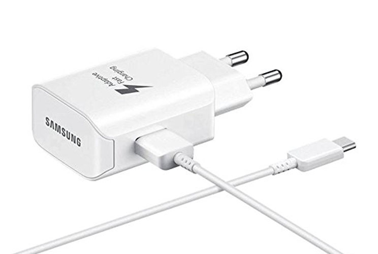 גם סמסונג שוקלת לוותר על המטען