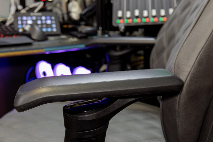 Corsair TC500 LUX: כסא יוקרתי עם בעיה בולטת Corsair TC500 LUX: כסא יוקרתי עם בעיה בולטת