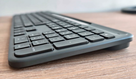 Logitech Signature Slim Solar+ K980: לא רואה מטען Logitech Signature Slim Solar+ K980: לא רואה מטען