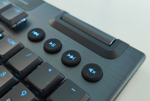 Logitech G915 X Lightspeed: חבילת גיימינג מלאה – ויקרה