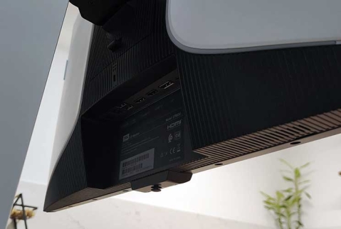 TCL 27R83U: המסך שסינוור אותנו