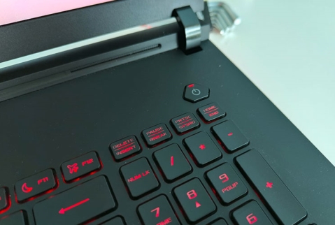 Asus ROG Strix SCAR 18: כשאין גבול לתקציב