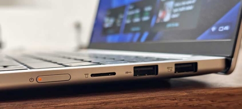 Lenovo IdeaPad Slim 5 13ARP10: הפתעה בתקציב נמוך Lenovo IdeaPad Slim 5 13ARP10: הפתעה בתקציב נמוך