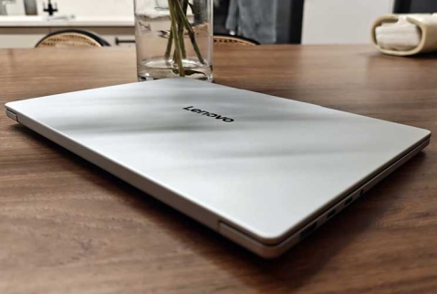Lenovo IdeaPad Slim 5 13ARP10: הפתעה בתקציב נמוך Lenovo IdeaPad Slim 5 13ARP10: הפתעה בתקציב נמוך