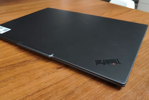 טוב אבל לא בולט בנוף:Lenovo ThinkPad X9-15 Aura Edition