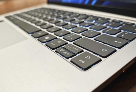 Lenovo IdeaPad Slim 5 13ARP10: הפתעה בתקציב נמוך Lenovo IdeaPad Slim 5 13ARP10: הפתעה בתקציב נמוך