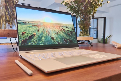 Lenovo Yoga 7-16AKP10 2-in-1: ביצועים ותצוגה