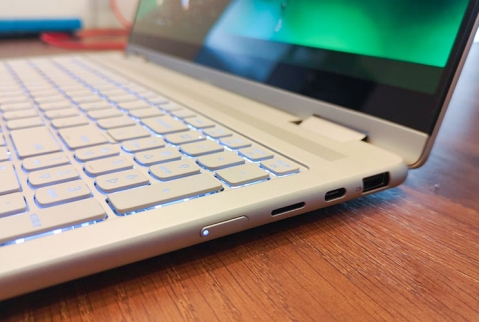 Lenovo Yoga 7-16AKP10 2-in-1: ביצועים ותצוגה