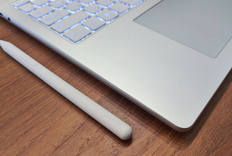 Lenovo Yoga 7-16AKP10 2-in-1: ביצועים ותצוגה