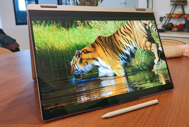 Lenovo Yoga 7-16AKP10 2-in-1: ביצועים ותצוגה