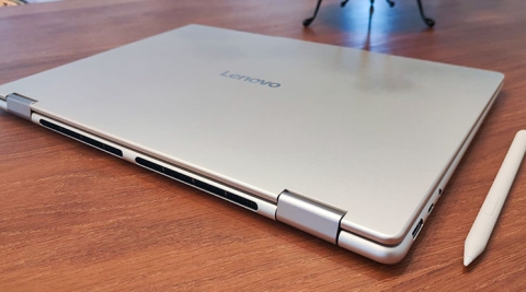 Lenovo Yoga 7-16AKP10 2-in-1: ביצועים ותצוגה