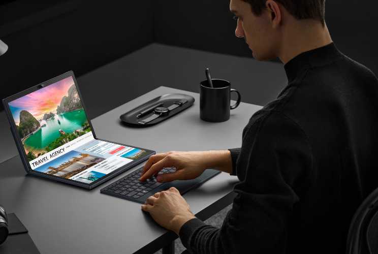 Zenbook 17 Fold: שני גדלים של תצוגת OLED במכשיר אחד