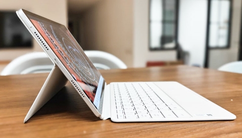 Lenovo Yoga Tab TB710FU: הרבה יותר מטאבלט Lenovo Yoga Tab TB710FU: הרבה יותר מטאבלט