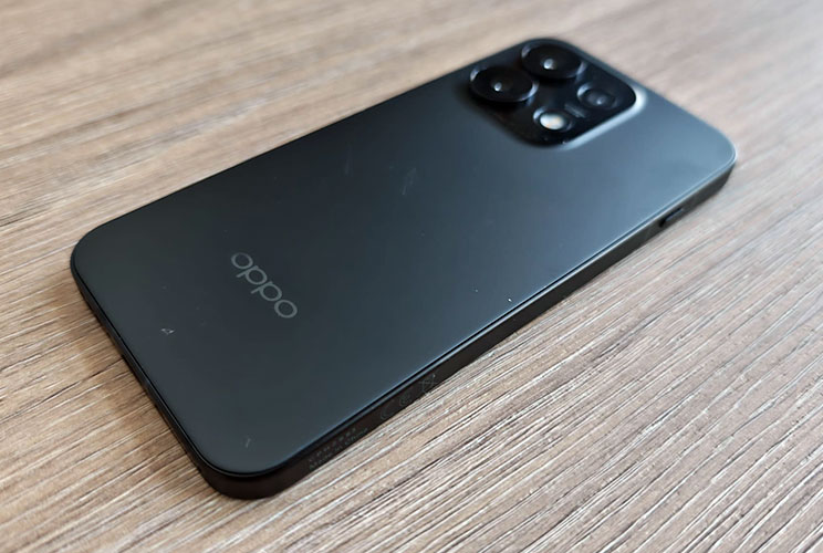 Oppo Reno 16 Pro 5G: בין הביניים לפרימיום Oppo Reno 16 Pro 5G: בין הביניים לפרימיום