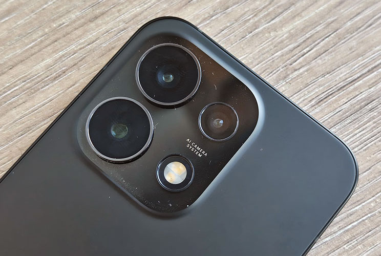 Oppo Reno 16 Pro 5G: בין הביניים לפרימיום Oppo Reno 16 Pro 5G: בין הביניים לפרימיום
