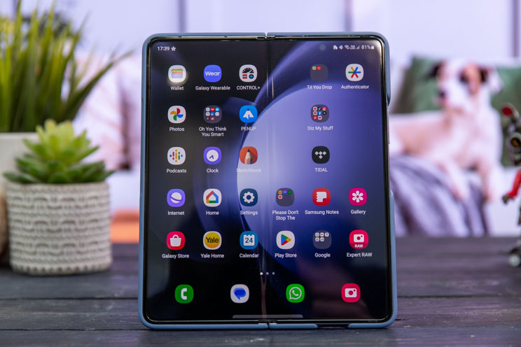 iPhone 15 Pro Max מול Galaxy Z Fold 5