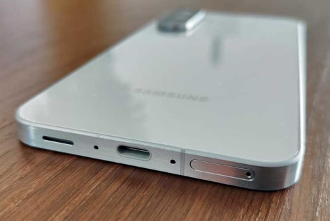 Samsung Galaxy A56 5G: כמעט לא מרגיש ביניים