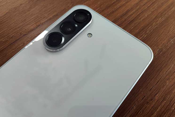 Samsung Galaxy A56 5G: כמעט לא מרגיש ביניים