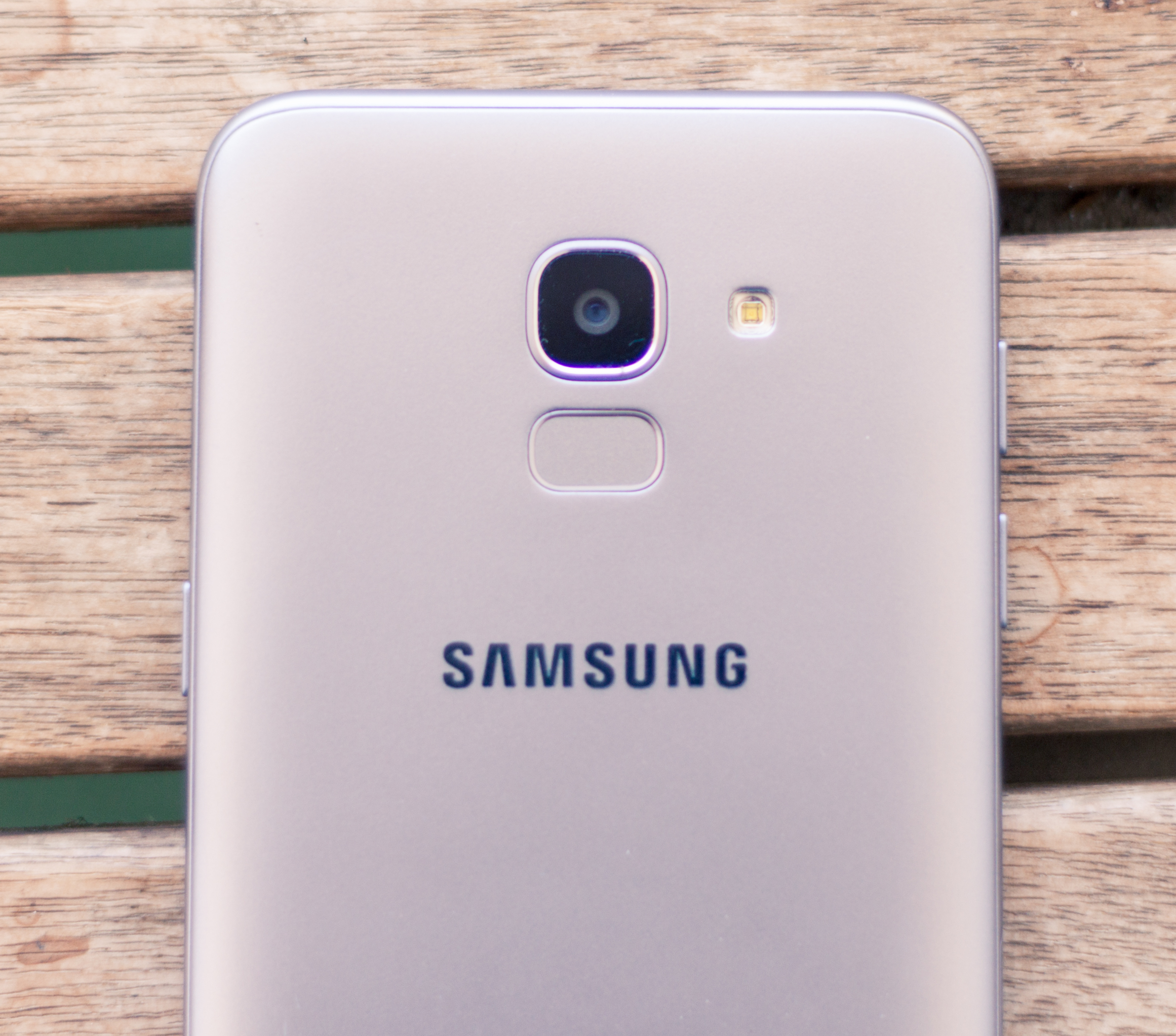Samsung Galaxy J6 - מתקשה לעמוד בתחרות