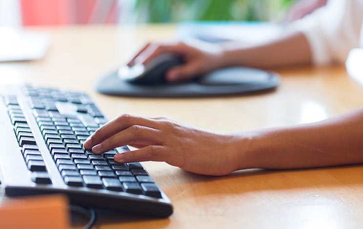 עובדים מהבית: 5 מוצרים שאתם חייבים לסביבת עבודה נוחה