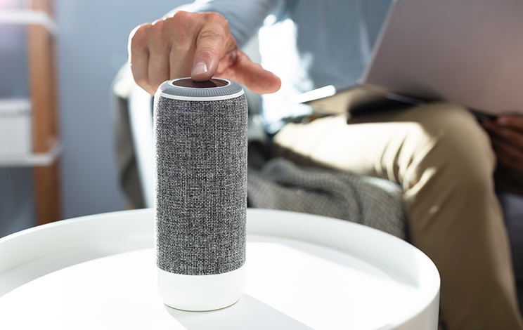 עובדים מהבית: 5 מוצרים שאתם חייבים לסביבת עבודה נוחה