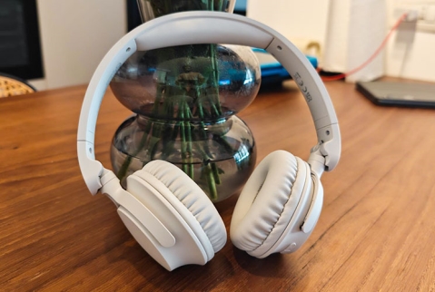 Philips TAH4500: קטנות וקלות עם בידוד בינוני Philips TAH4500: קטנות וקלות עם בידוד בינוני