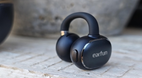EarFun Clip 2: באס משופר וטעינה אלחוטית EarFun Clip 2: באס משופר וטעינה אלחוטית