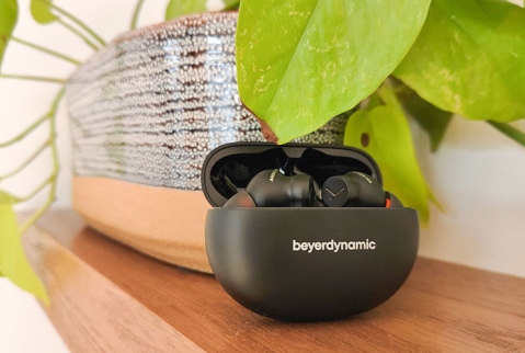 Beyerdynamic AMIRON 100: מתקשות לבלוט, עדיין מוצלחות