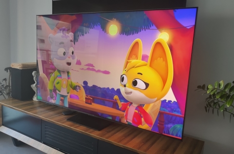 TCL 75C7K: מסתכלת לשמש בעיניים