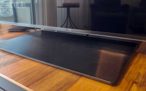 TCL 75C7K: מסתכלת לשמש בעיניים