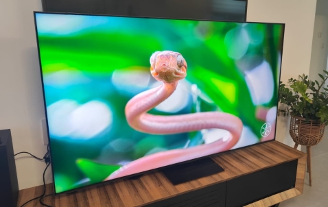 TCL 75C7K: מסתכלת לשמש בעיניים