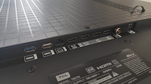 TCL 75C7K: מסתכלת לשמש בעיניים