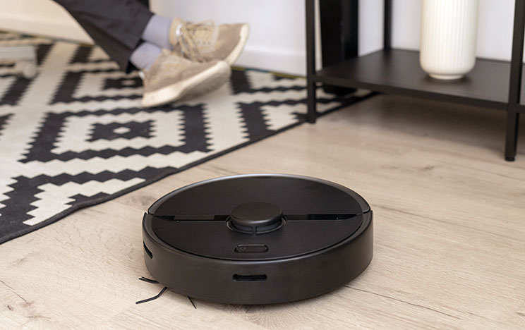 מה עדיף: שואב שוטף אלחוטי או רובוטי?