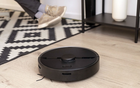 מה עדיף: שואב שוטף אלחוטי או רובוטי?