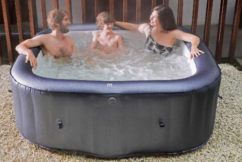 במיוחד לחג המים: ג׳קוזי מתנפח  
