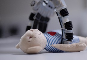 חברה הציגה תמונות וסרטון בו רואים זרועות רובוטיות תופסות פריטים שונים